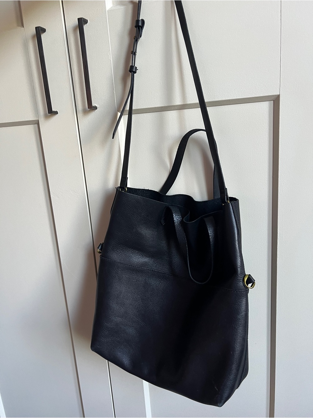 Madewell The Transport Foldover Crossbody Tote Bag in Black Leather - Picture 4 of 10